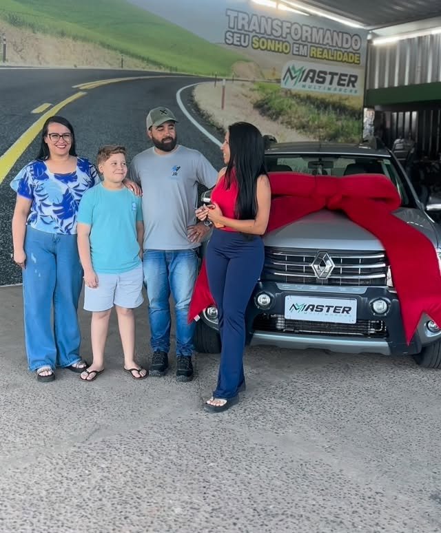 Família em entrega real de veículo na Master Multimarcas