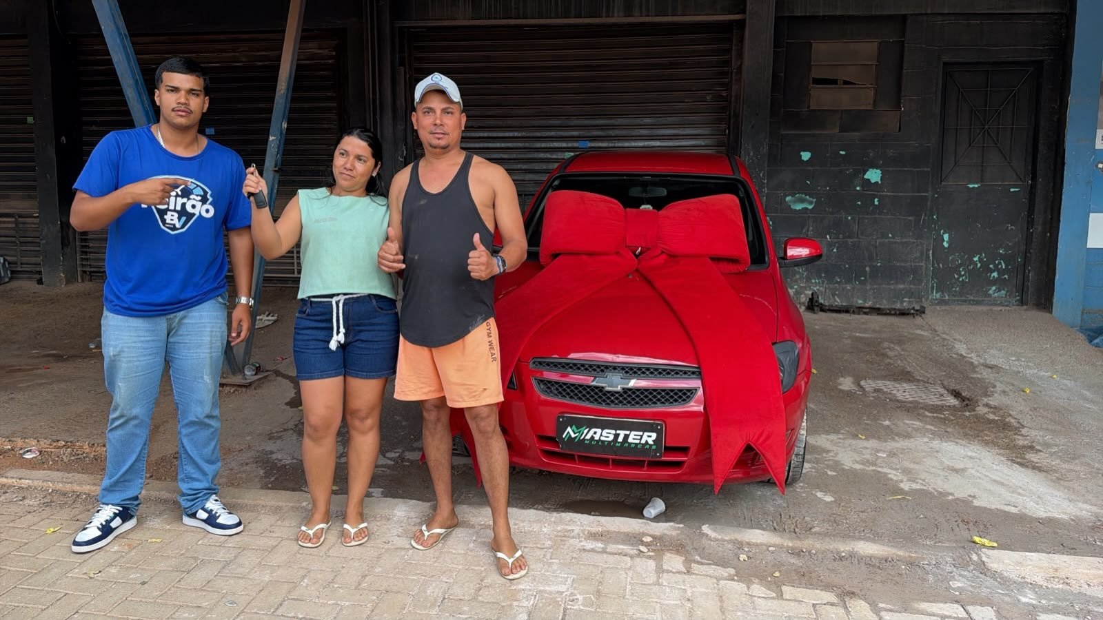 Clientes ao lado de veículo entregue